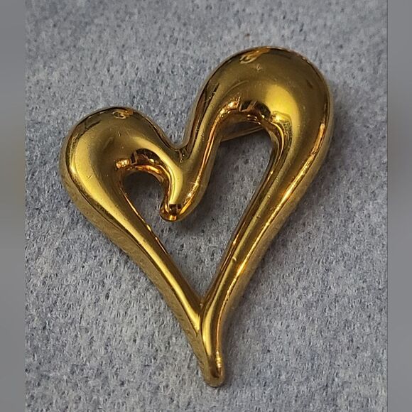 Monet Jewelry - Vintage Signed Monet Gold Tone Abstract Heart Brooch Pin J1-38
